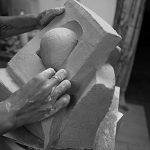 Atelier Sculpture, mains travaillant la terre, photo Noir&Blanc Atelier JōHō / Joëlle Aujoux