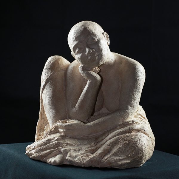 Sculpture Sérénité en terre cuite cirée - Femme assise/drapé - vue de face