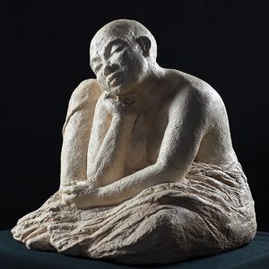 Sculpture Sérénité en terre cuite cirée - Femme assise/drapé - vue trois quart