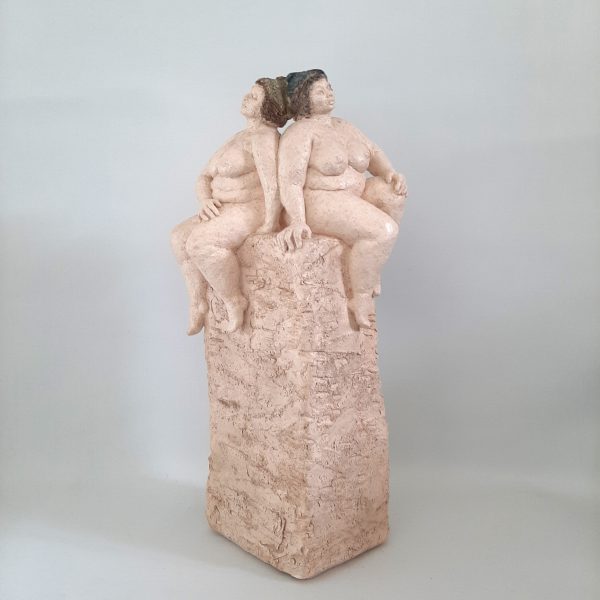 Complicité. Sculpture représentant deux femmes rondes. Terre cuite et patinée. Atelier JōHō