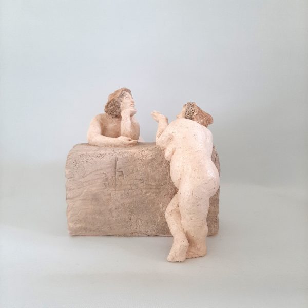 Conversation. Sculpture en terre patinée de deux femmes rondes. Joëlle Aujoux