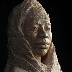 Regard lointain. Sculpture en terre cuite. Portrait de femme ethnique portant un drapé. Création Atelier-JōHō