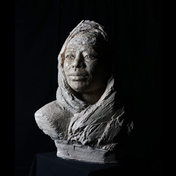Sculpture Regard lointain. Portrait de femme indienne ou africaine portant un foulard sur la tête. vue trois-quart gauche. Atelier JōHō