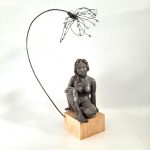 Intimité. Sculpture femme assise terre cuite, patine bronze, fleur métal et perles, socle bois, création Joëlle Aujoux - Atelier JōHō